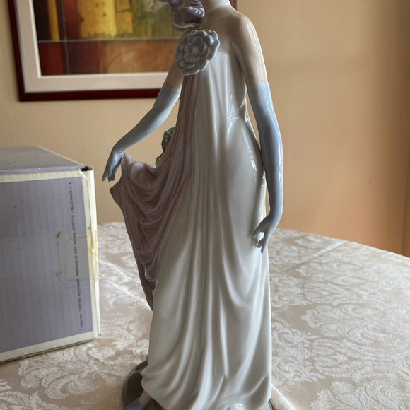RETIRED 2001 ‘SOCIALITE OF THE 20s LLADRO’ PORCELAIN FIGURINE-Item#01005283 - Picture 3 of 12